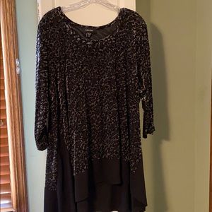 Karen Kane back/grey hip length top